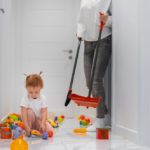 Уборка квартиры с маленькими детьми: советы и хитрости